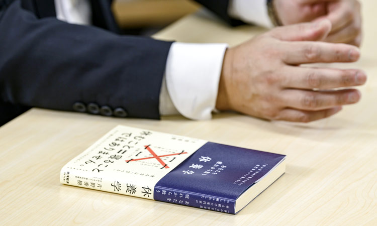 片野秀樹さん(一般社団法人日本リカバリー協会代表理事、株式会社ベネクス執行役員、博士(医学))インタビューの様子