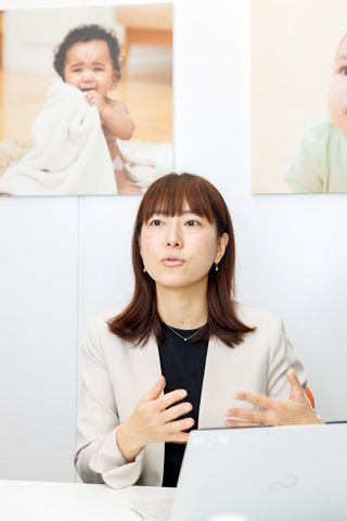 渡辺雪香さん(ピジョン株式会社 経営戦略本部 人事部 人事労務グループ マネージャー)インタビューの様子